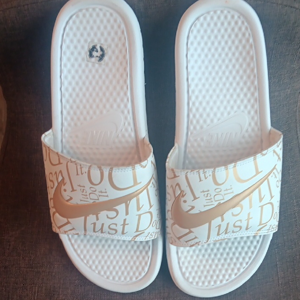 Women's Nike White and Gold Just Do It Slides (Pre-Owned)